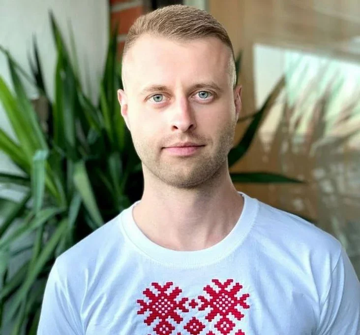 Кірыл у беларускай кашулі.