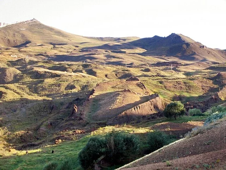 Mierkavanyja astanki Nojeva kaŭčeha kala Tendureka ŭ Turcyi The alleged remains of Noah's Ark near Tendurek in Turkey Priedpołahajemyje ostanki Nojeva kovčieha około Tiendiurieka v Turcii