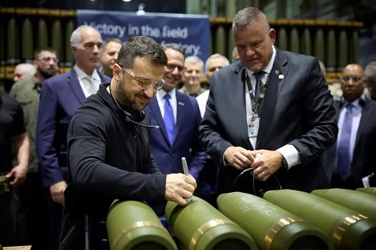 Зеленский подписывает снаряд во время экскурсии по заводу боеприпасов в Скрантоне, штат Пенсильвания. Зяленскі падпісвае снарад падчас экскурсіі па заводу па вытворчасці боепрыпасаў у Скрэнтане, штат Пенсільванія. Zelenskyy signs a shell during a tour of an ammunition plant in Scranton, Pennsylvania.