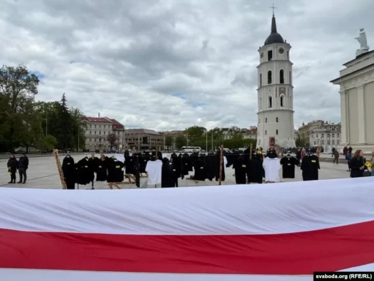Čornyja i biełyja kašuli na akcyi salidarnaści ź biełaruskimi palitviaźniami ŭ Vilni. 18 traŭnia 2025