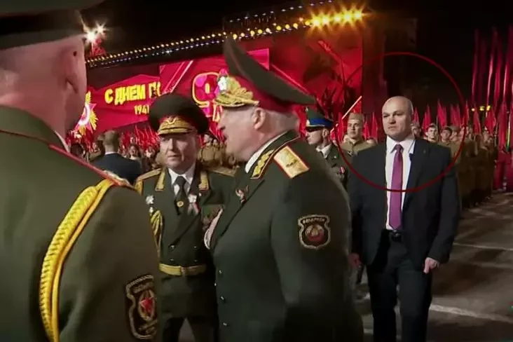 Павел Лагун стоит за спиной Александра Лукашенко. Минск, 9 мая 2025 года. Кадр видео YouTube-канала news.by