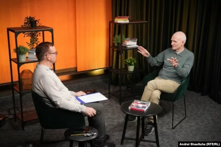 Журналист Свободы Валерий Калиновский и Алесь Беляцкий. Вильня, 16 декабря 2025