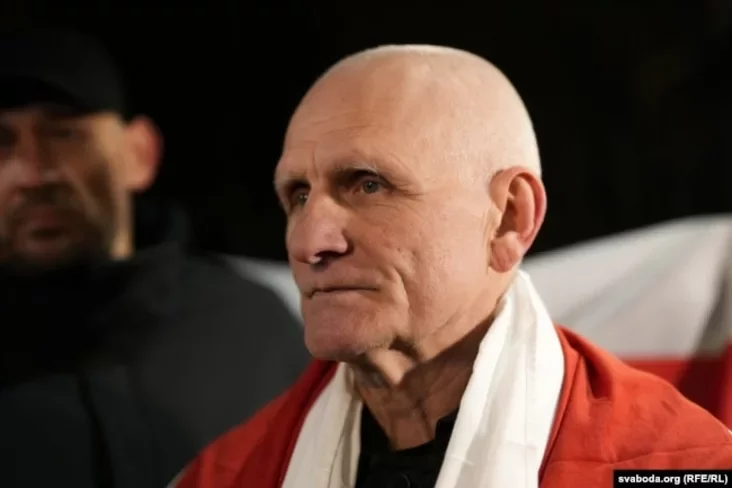 Алесь Беляцкий возле посольства США в Вильнюсе после освобождения из-за решетки в Беларуси и вывоза в Литву. 13 декабря 2025