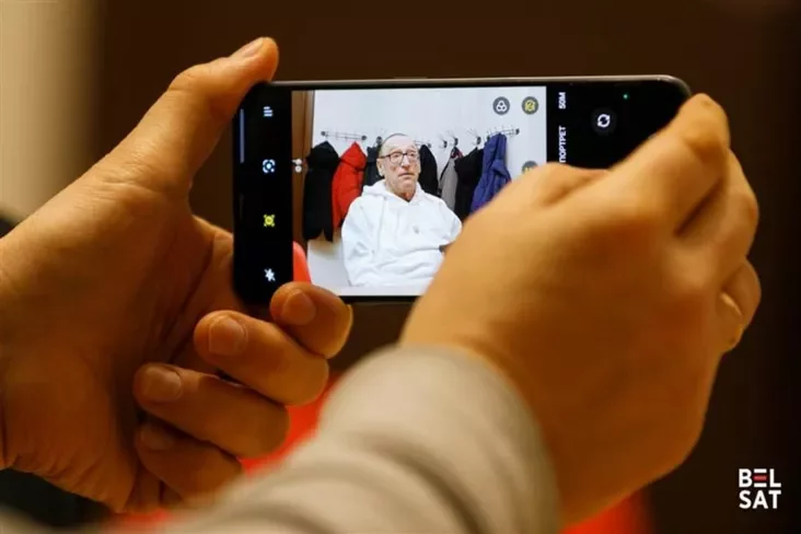 Alaksandr Fiaduta adkazvaje na pytańni aŭdytoryi padčas sustrečy ŭ parafii Śviatoha Alaksandra. Varšava, Polšča. 27 śniežnia 2025 hoda. Fota: Biełsat