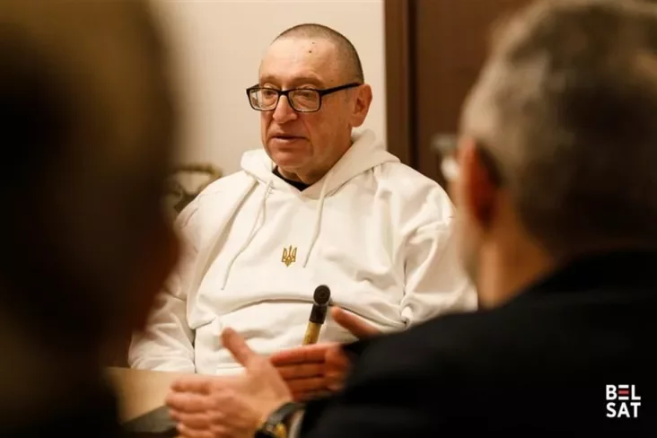 Alaksandr Fiaduta adkazvaje na pytańni aŭdytoryi padčas sustrečy ŭ parafii Śviatoha Alaksandra. Varšava, Polšča. 27 śniežnia 2025 hoda. Fota: Biełsat