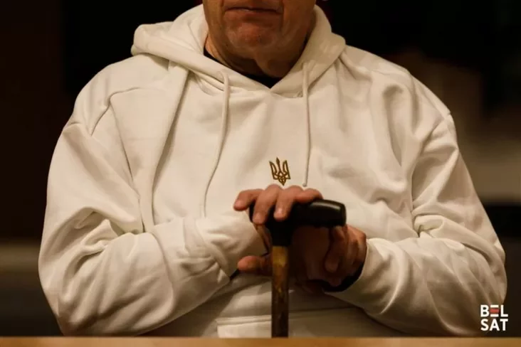 Alaksandr Fiaduta adkazvaje na pytańni aŭdytoryi padčas sustrečy ŭ parafii Śviatoha Alaksandra. Varšava, Polšča. 27 śniežnia 2025 hoda. Fota: Biełsat