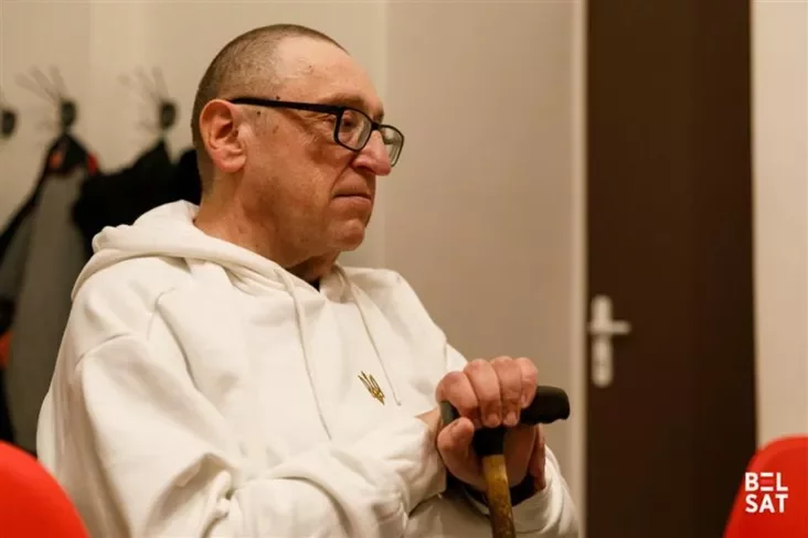 Alaksandr Fiaduta adkazvaje na pytańni aŭdytoryi padčas sustrečy ŭ parafii Śviatoha Alaksandra. Varšava, Polšča. 27 śniežnia 2025 hoda. Fota: Biełsat