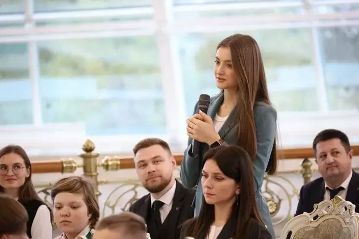 Елизавета Казак задает вопрос во время встречи с Александром Лукашенко. Минск, октябрь 2023 года. Фото: brsm.by