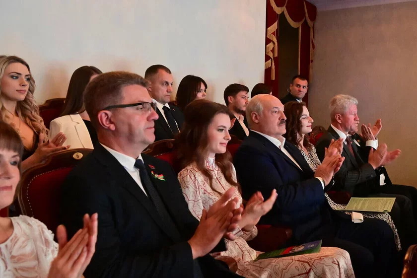 Лукашенко в Большом театре с двумя девушками на концерте 3 июля. Фото: сайт Лукашенко