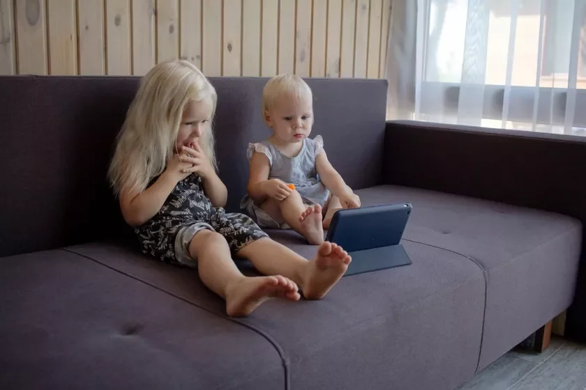 Children and gadgets Дзеці і гаджэты Дети и гаджеты
