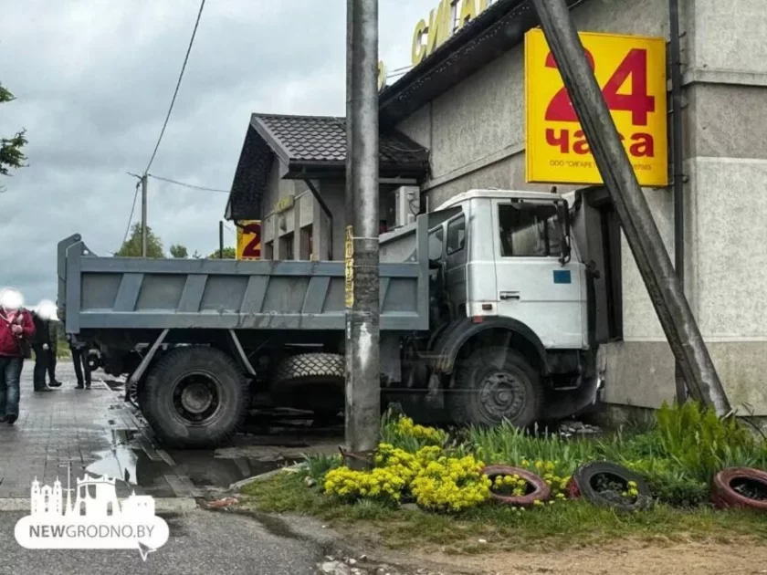 На ўскрайку Гродна МАЗ