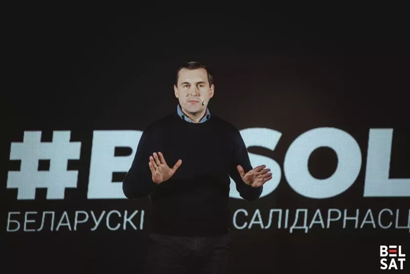 Kiraŭnik fondu «BYSOL» Andreĭ Stryžak pramaŭlaje padčas forumu «Biełarusy hodnyja lepšaha». Varšava, Polšča. 26 studzienia 2025 hoda. Fota: Biełsat