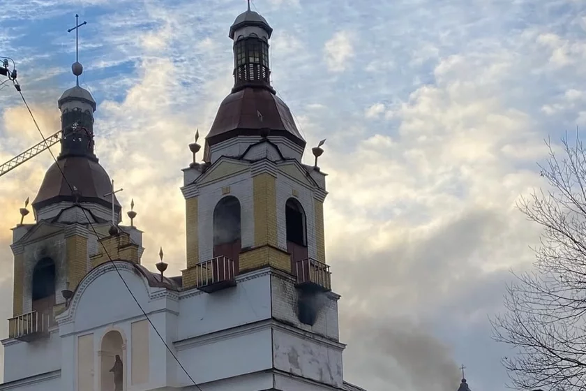 В Сапоцкине показали, как выглядит сгоревшая крыша костёла, и начали ремонт