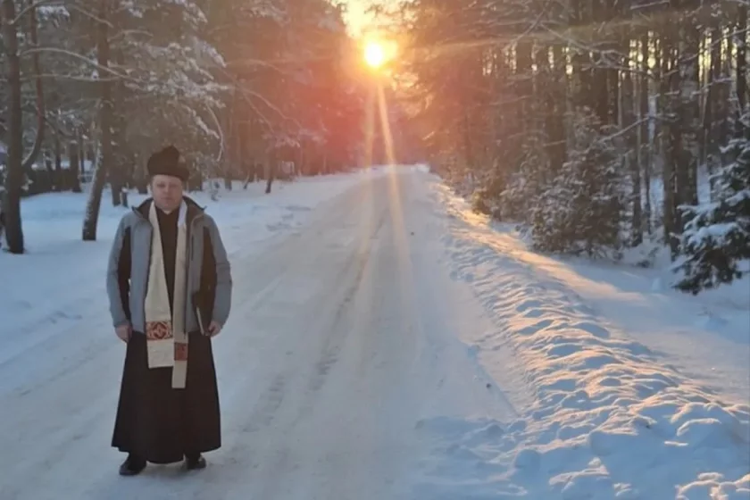 Заснежаныя вёскі, песні, народная пабожнасць — як ходзіць ксёндз па Калядзе на Гродзеншчыне