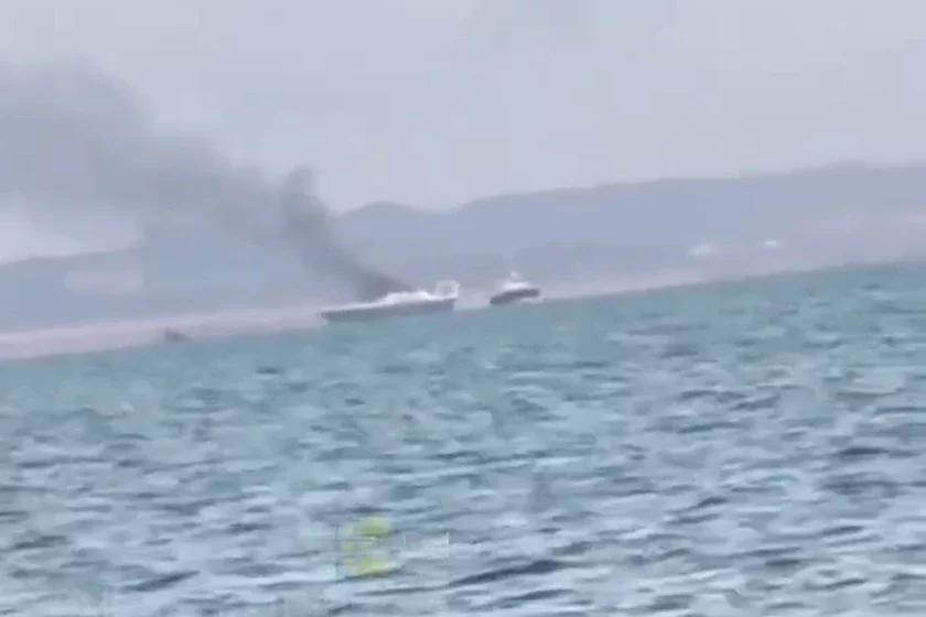 Опубликовано видео с тремя горящими паромами, предположительно, на Керченской переправе. Власти сообщили о закрытии переправы после атаки — The Insider