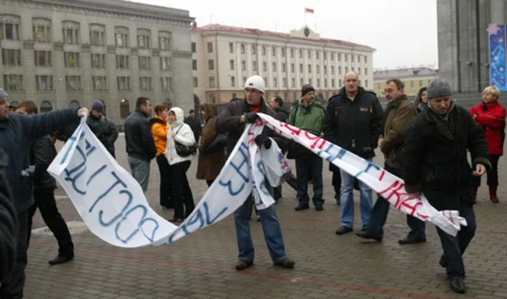 Belarusian vendors rally against a planned new regulation for small retail businesses. Photo by Julia Darashkevich