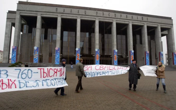 Belarusian vendors rally against a planned new regulation for small retail businesses. Photo by Julia Darashkevich