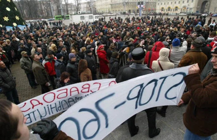 Belarusian vendors rally against a planned new regulation for small retail businesses. Photo by Julia Darashkevich