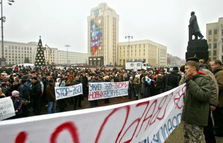 Belarusian vendors rally against a planned new regulation for small retail businesses. Photo by Julia Darashkevich