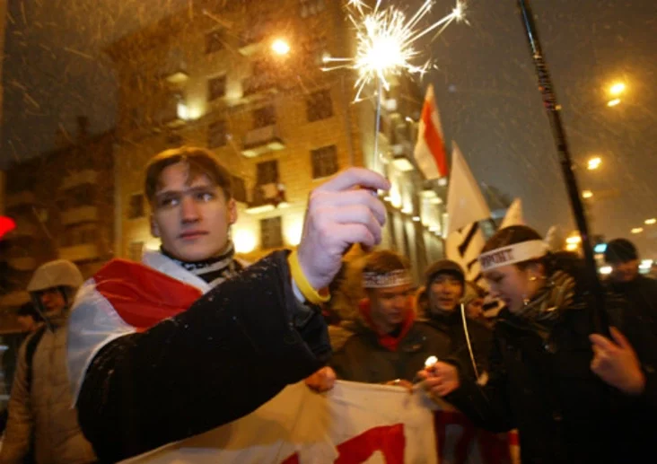 Belarusian opposition supporters celebrate Valentine's Day in downtown Minsk. Photo by Julia Darashkevich