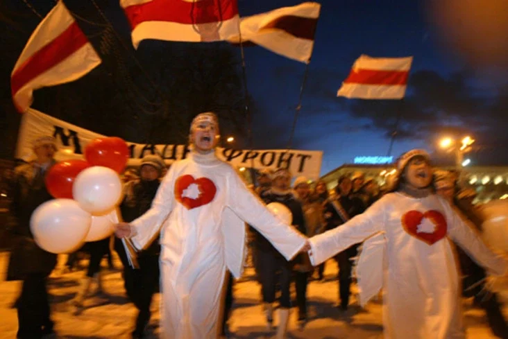 Belarusian opposition supporters celebrate Valentine's Day in downtown Minsk. Photo by Julia Darashkevich