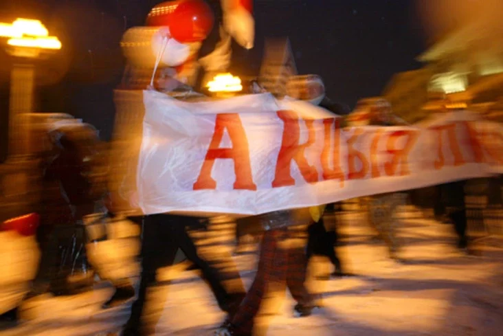 Belarusian opposition supporters celebrate Valentine's Day in downtown Minsk. Photo by Julia Darashkevich