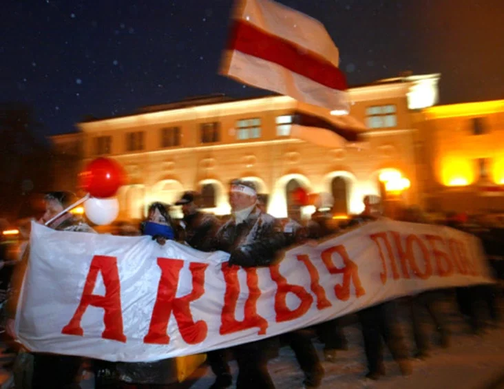 Belarusian opposition supporters celebrate Valentine's Day in downtown Minsk. Photo by Julia Darashkevich