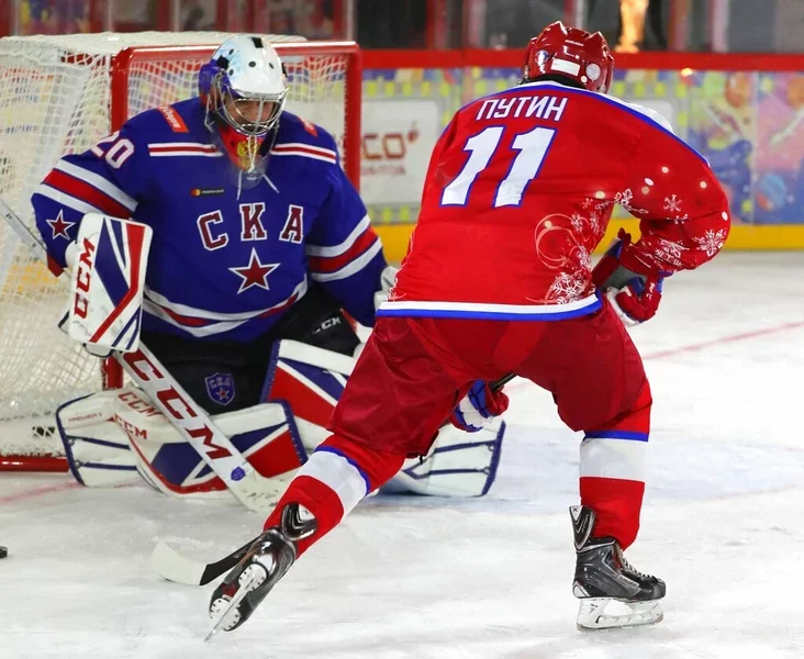Prezydent Rasii Uładzimir Pucin sprabuje zabić hoł u varoty hubiernatara Tulskaj vobłaści Alaksieja Dziumina Russian President Vladimir Putin tries to score against goalie Governor of the Tula Region Alexei Dyumin Priezidient Rośsii Vładimir Putin pytajetsia zabiť hoł v vorota hubiernatora Tulskoj obłasti Aleksieja Diumina