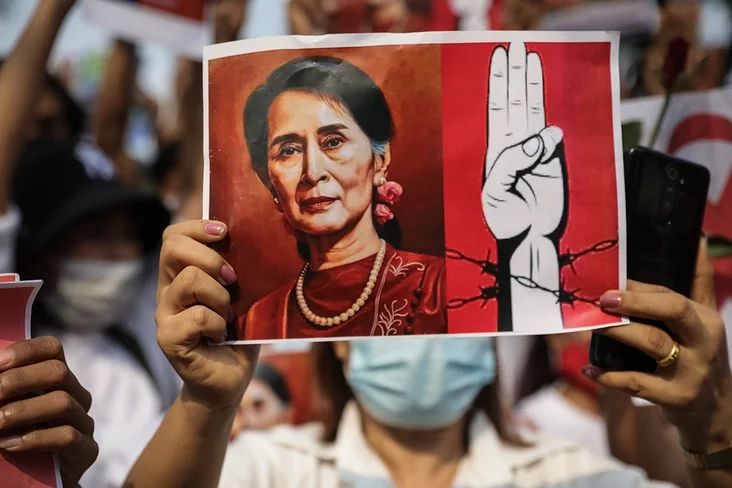 Protesters for the release of Aung San Suu Kyi Pratysty za vyzvaleńnie Aun San Su Čžy Protiestujuŝije za osvoboždienije Aun San Su Čži 