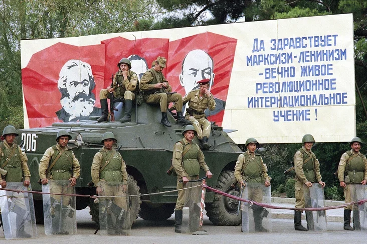 Soviet troops stand guard in the Nagorno-Karabakh region Служащие Советской армии в Нагорном Карабахе Служачыя Савецкай Арміі ў Нагорным Карабаху 