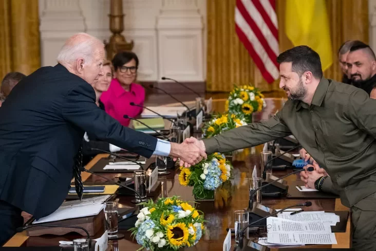 Priezidient Džo Bajdien (śleva) požimajet ruku priezidientu Ukrainy Vładimiru Zielenskomu. Prezident Džo Bajden (źleva) paciskaje ruku prezidentu Ukrainy Uładzimiru Zialenskamu President Joe Biden (left) shakes hands with Ukrainian President Volodymyr Zelensky 