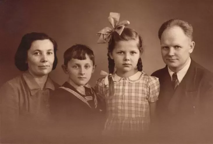 Ivonka Surviła z baćkami i bratam u Danii, 1946 hod. Fota pradastaŭlenaje surazmoŭcaj