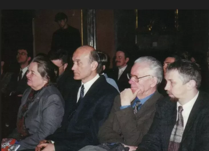 Ivonka Surviła ź Zianonam Paźniakom, Vasilom Bykavym i Siarhiejem Navumčykam na śviatkavańni Dnia Voli. 25 sakavika 2000 hoda, Praha, Čechija. Fota pradastaŭlenaje surazmoŭnicaj