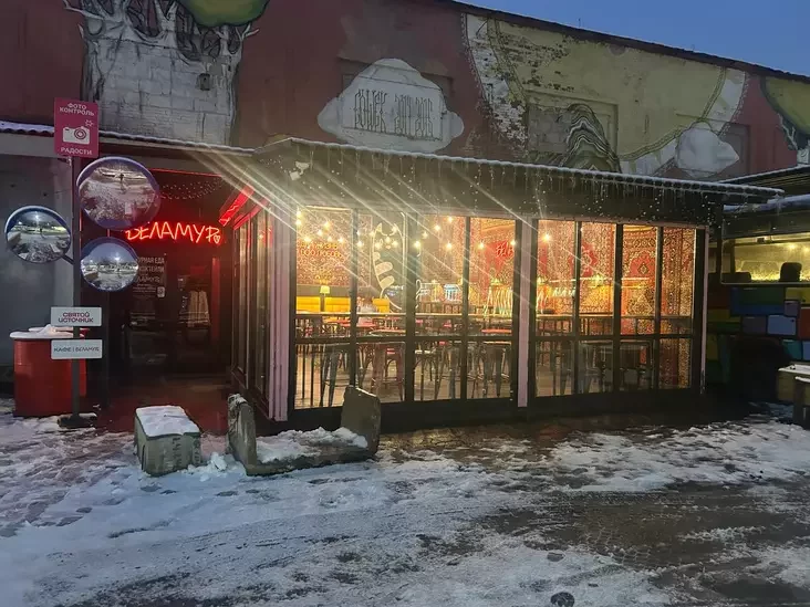 « Где-то точно есть проходик к нашим дверям». Как стройка повлияла на жизнь самой тусовочной улицы Минска