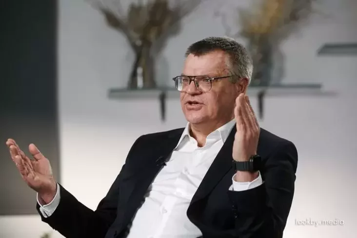 Виктор Бабарико во время интервью «Зеркалу». Берлин, Германия, 17 февраля 2026 года. Фото: lookby.media