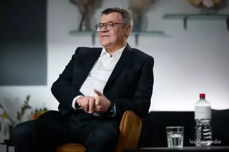 Виктор Бабарико во время интервью «Зеркалу». Берлин, Германия, 17 февраля 2026 года. Фото: lookby.media