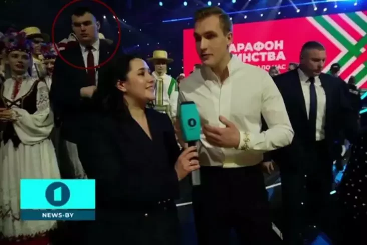 Artiem Sobieŝanskij soprovoždajet Nikołaja Łukašienko vo vriemia intierv́ju. Minsk, 24 janvaria 2025 hoda. Skrinšot: Vriemia piervoho, Telegram