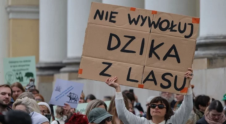 Протест против отлова кабанов перед варшавской ратушей. Фото: PAP/Paweł Supernak