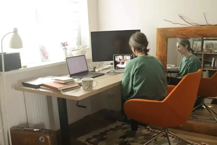 Наста Лойко смотрит на своего пса Эрика по видеосвязи. Варшава, Польша, весна 2026 года. Фото: Ирина Ареховская