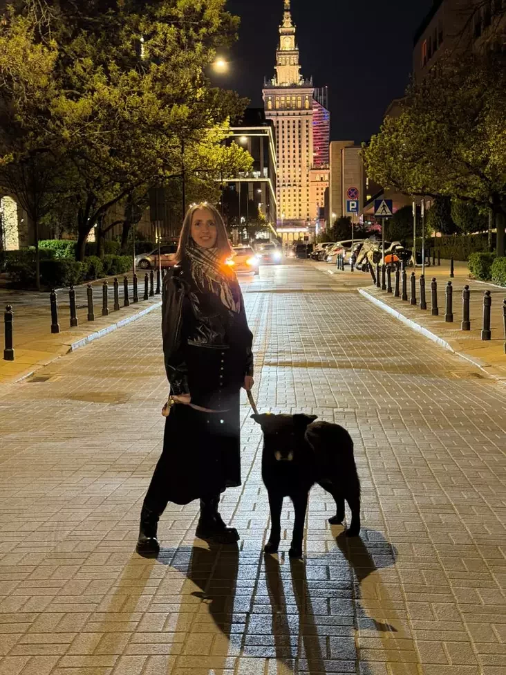 Наста Лойка ў варшаве з сабакам сяброўкі. Вясна 2026 года. Фота: Ірына Арахоўская