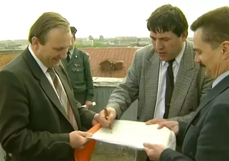 Ivan Ciciankoŭ padpisvaje sarvany sciah