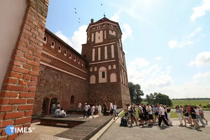 Turysty ŭ Mirskim zamku. Fota: Pavieł Arłoŭski, Times.by