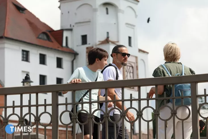 Turysty ŭ Mirskim zamku. Fota: Pavieł Arłoŭski, Times.by