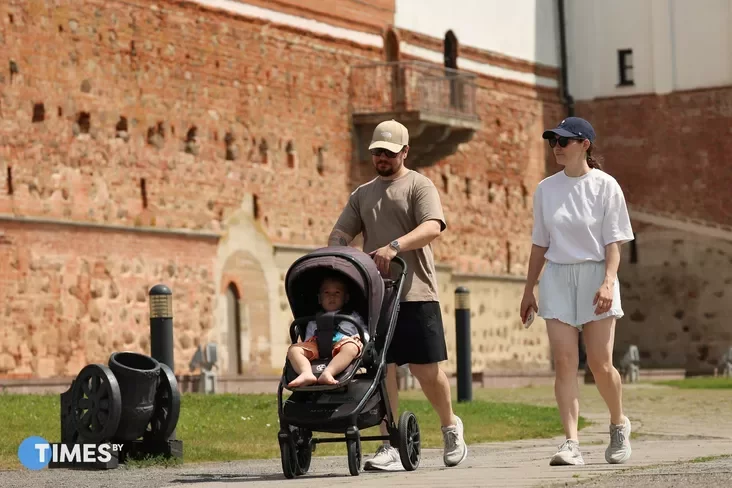Turysty ŭ Mirskim zamku. Fota: Pavieł Arłoŭski, Times.by