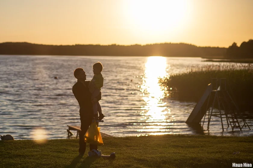 dad and his child sunset papa i riebienok na fonie zakata