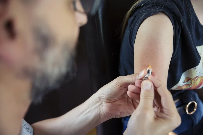  Doctor giving HPV vaccination to teenage Vrač diełajet privivku ot VPČ podrostku Doktar robić pryščepku ad VPČ padletku 