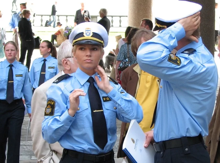 Бандиты в Швеции получили секретную информацию от полиции «через кровать» Bandits in Sweden obtained secret information from the police "through the bed" Бандыты ў Швецыі здабывалі сакрэтную інфармацыю ад паліцыі "праз ложак" 