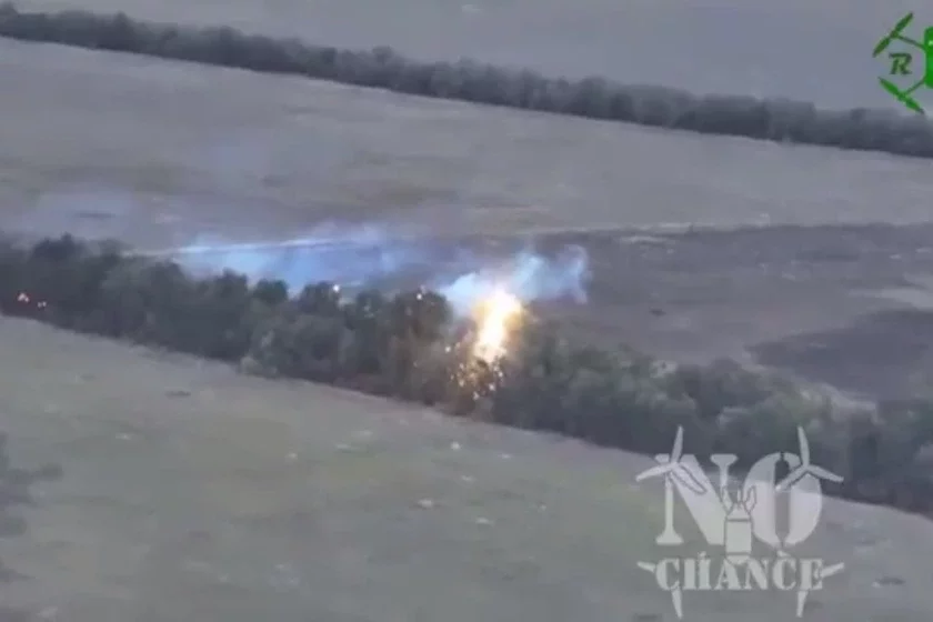 A drone with thermite mixture burns down a forest strip Dron s tiermitnoj śmieśju sžihajet lesnuju połosu 