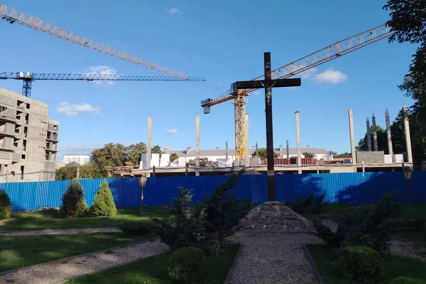 В Минске на католических кладбищах начали возводить еще одно здание